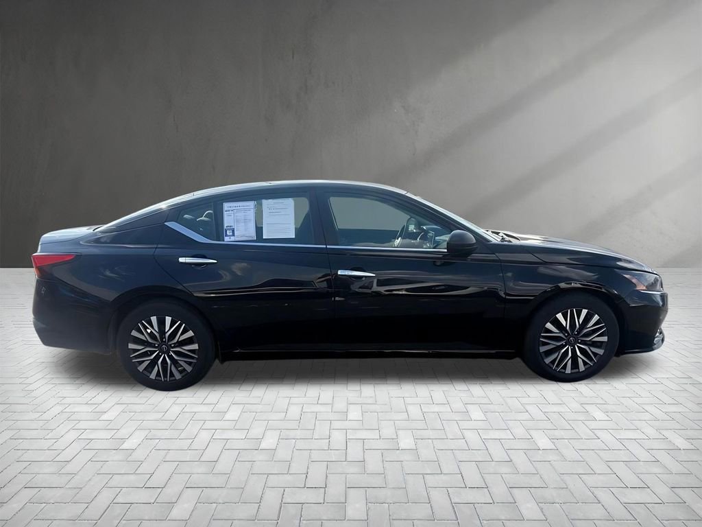 Used 2024 Nissan Altima 2.5 SV FWD image 2