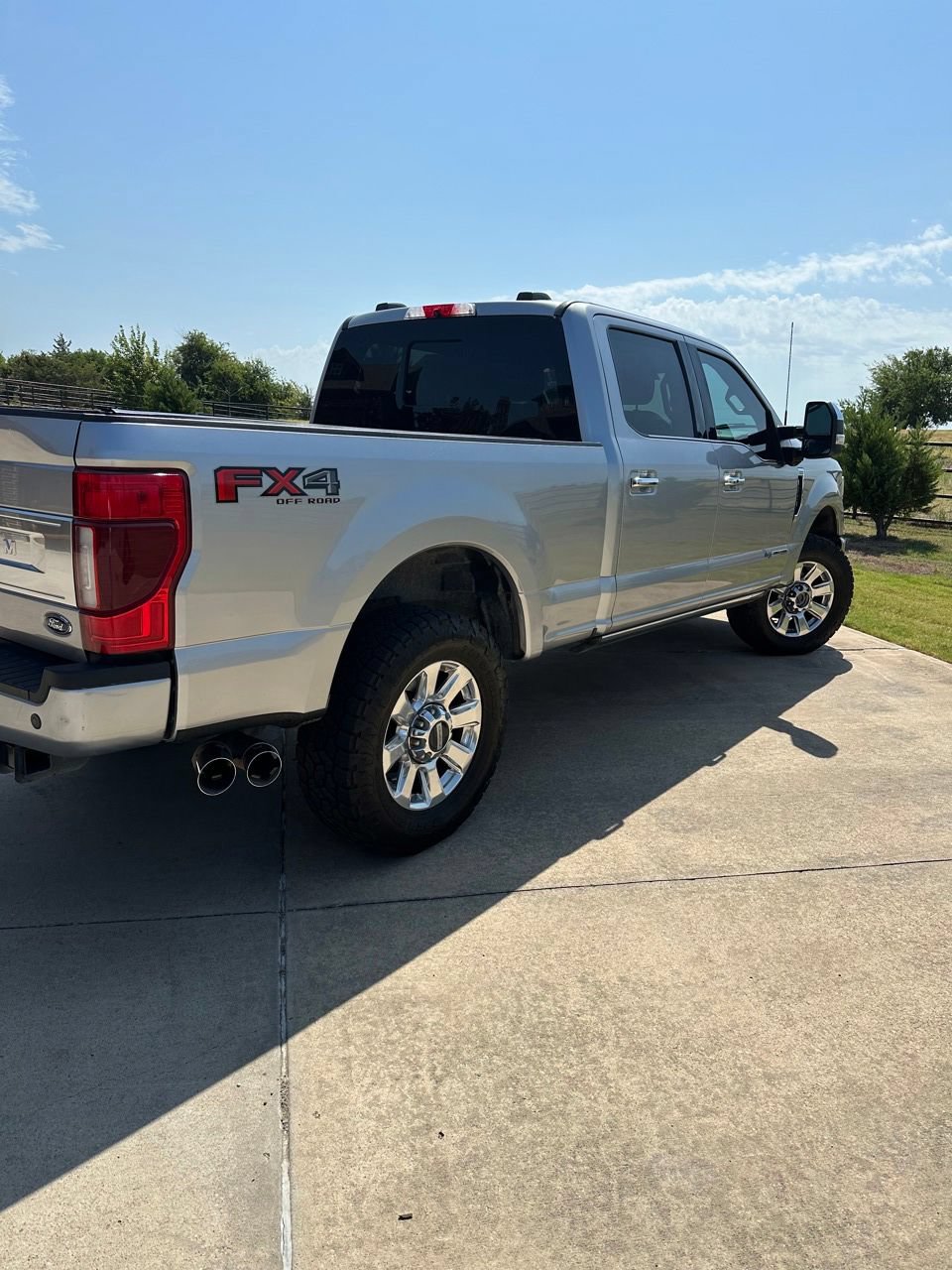 Certified 2022 Ford F250 Platinum w/ FX4 Off-Road Package AWD/4WD image 5