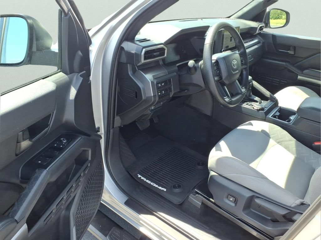 Used 2025 Toyota Tacoma SR5 AWD/4WD image 11