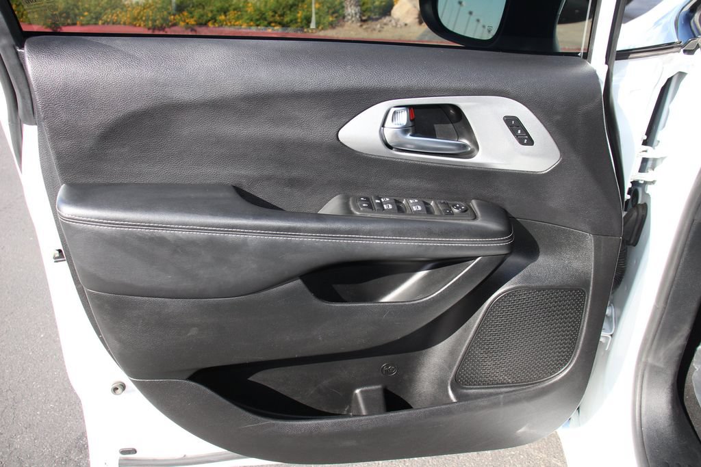 Used 2023 Chrysler Pacifica Touring-L w/ Uconnect Theater Family Group FWD image 24