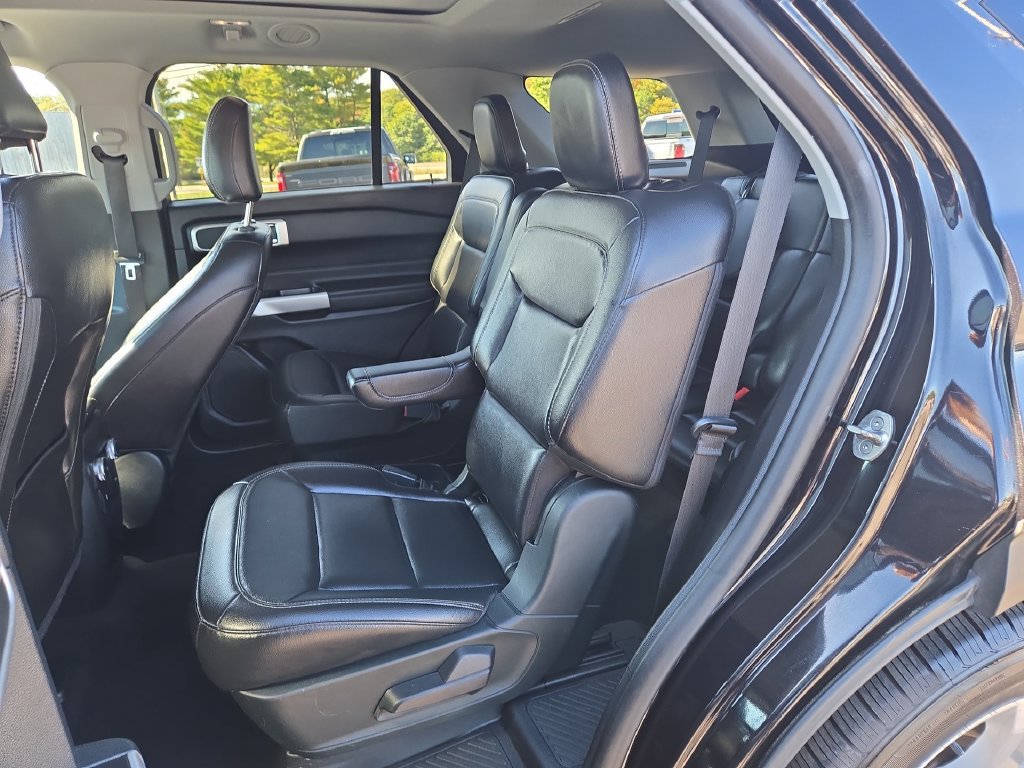 Certified 2021 Ford Explorer XLT w/ Equipment Group 202A AWD/4WD image 4