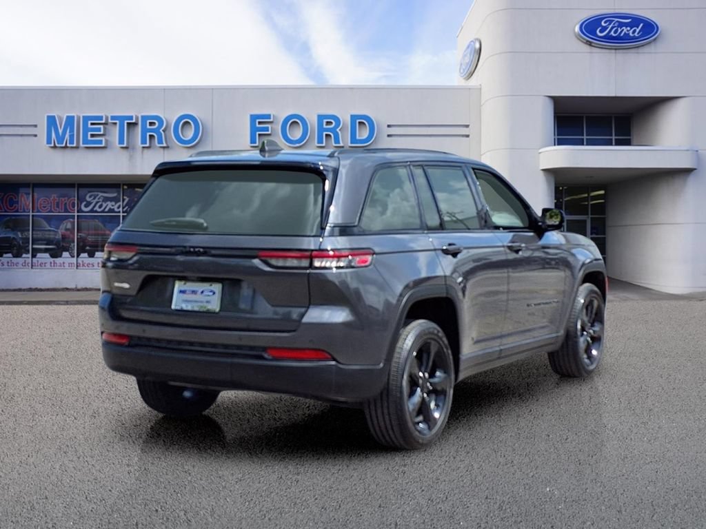 Used 2023 Jeep Grand Cherokee Altitude AWD/4WD image 3