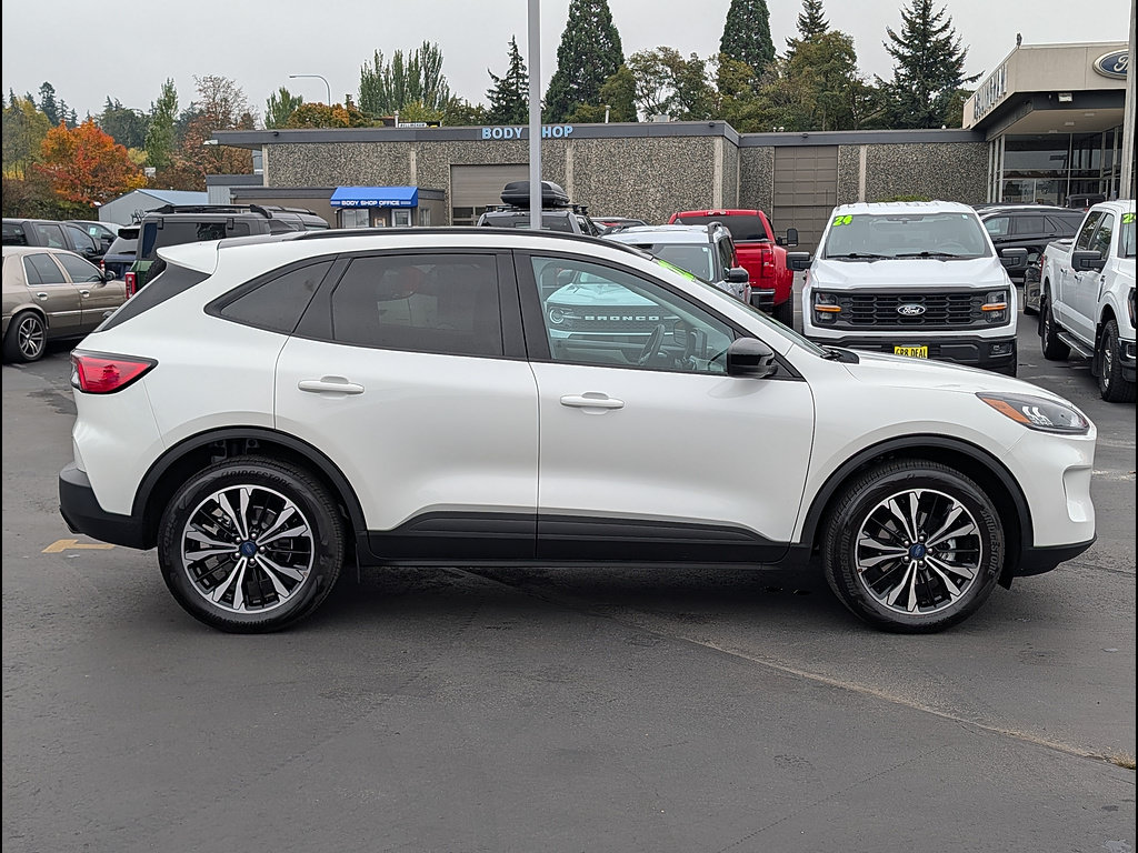 Certified 2022 Ford Escape SE w/ SE Sport Appearance Package AWD/4WD image 5