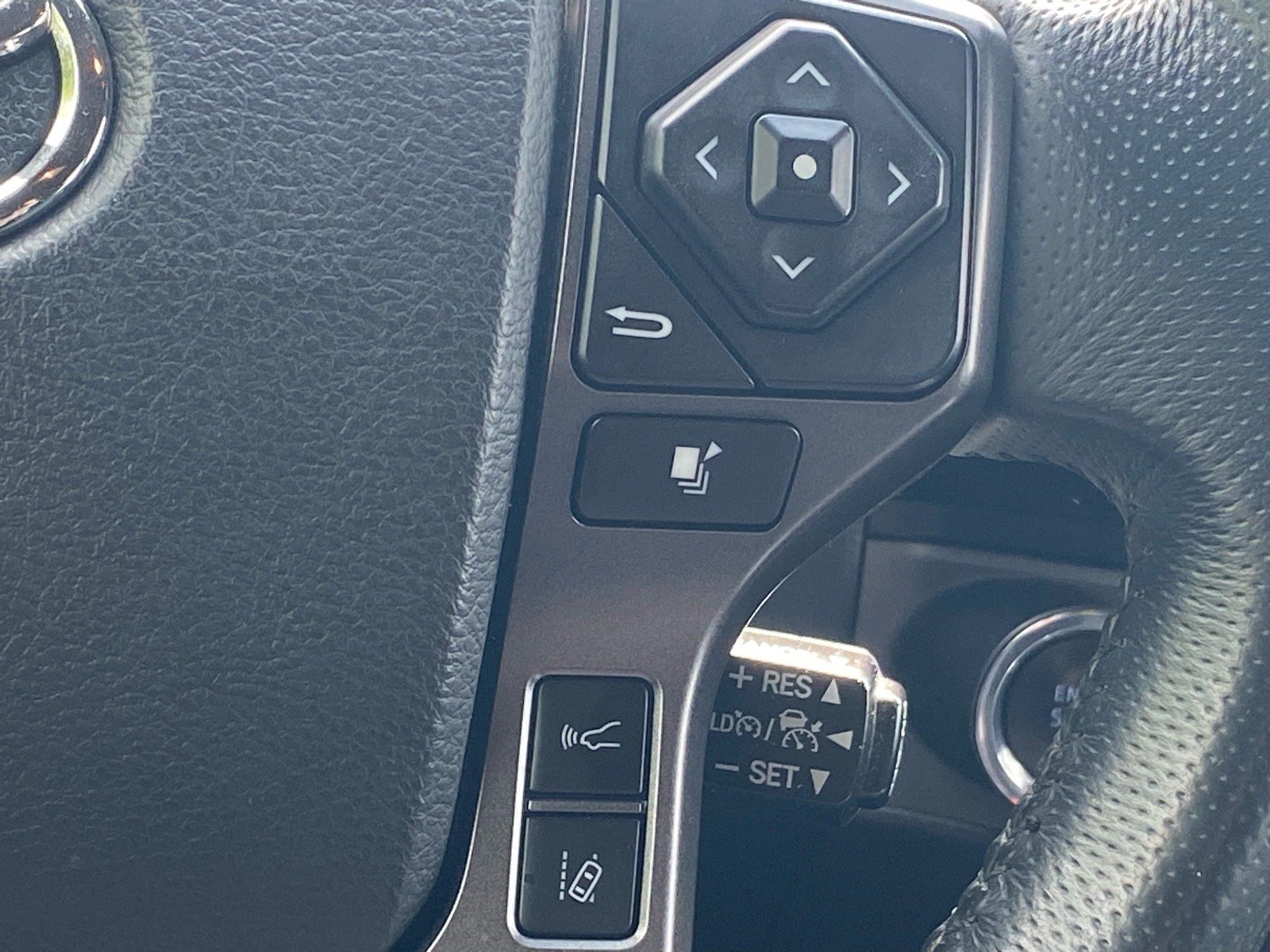 Used 2018 Toyota Tacoma TRD Sport w/ Technology Package AWD/4WD image 10
