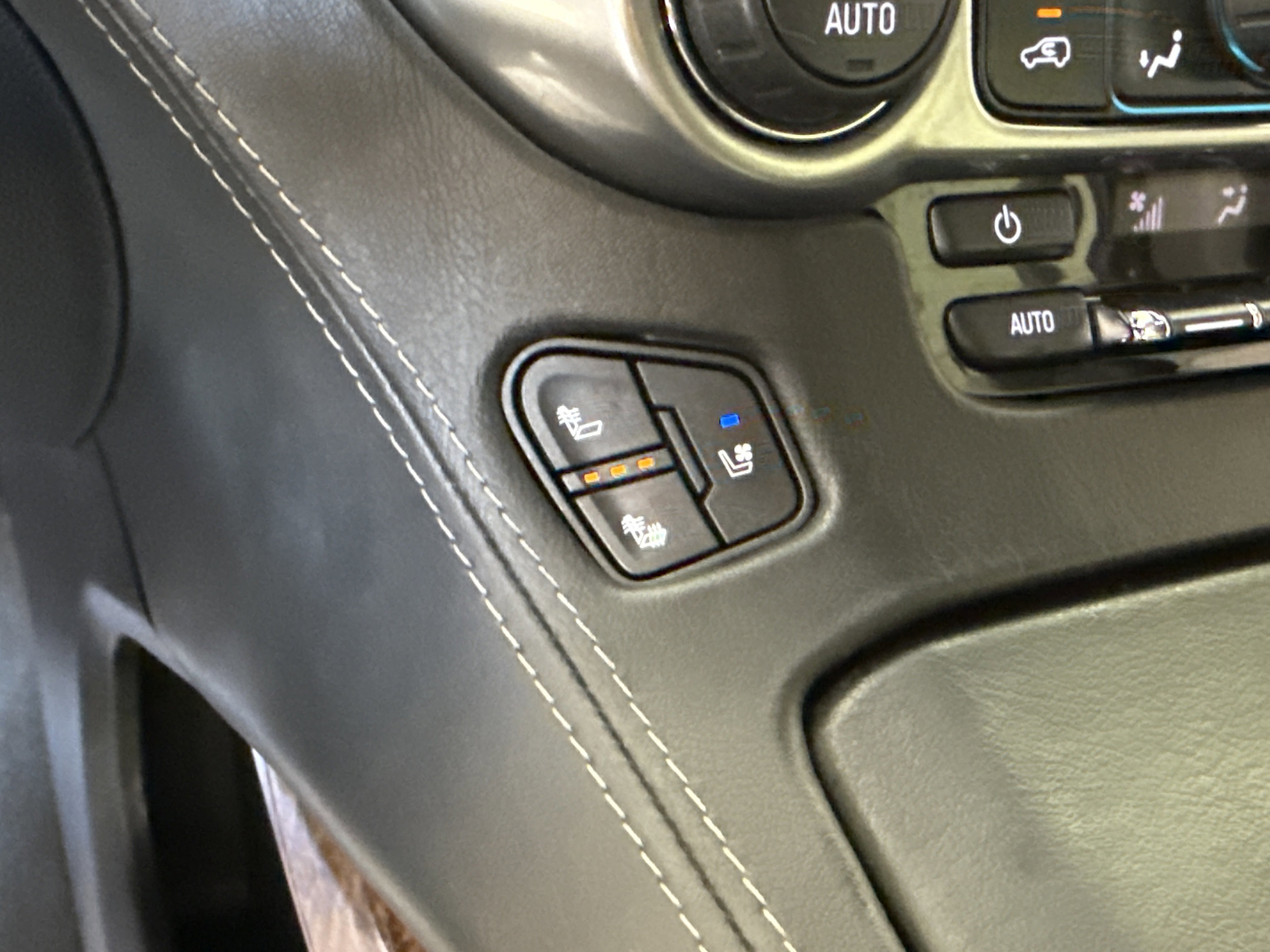 Used 2019 Chevrolet Suburban Premier image 24