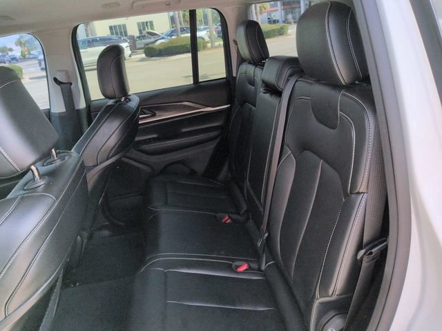 Used 2023 Jeep Grand Cherokee Limited w/ Black Appearance Package AWD/4WD image 14