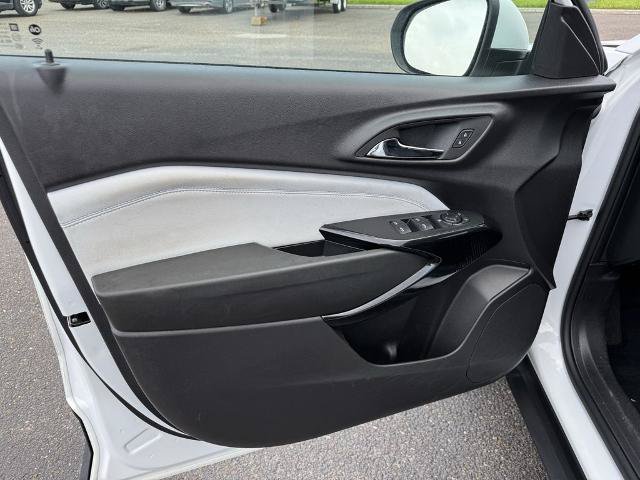 Used 2025 Chevrolet Trax LT FWD image 18