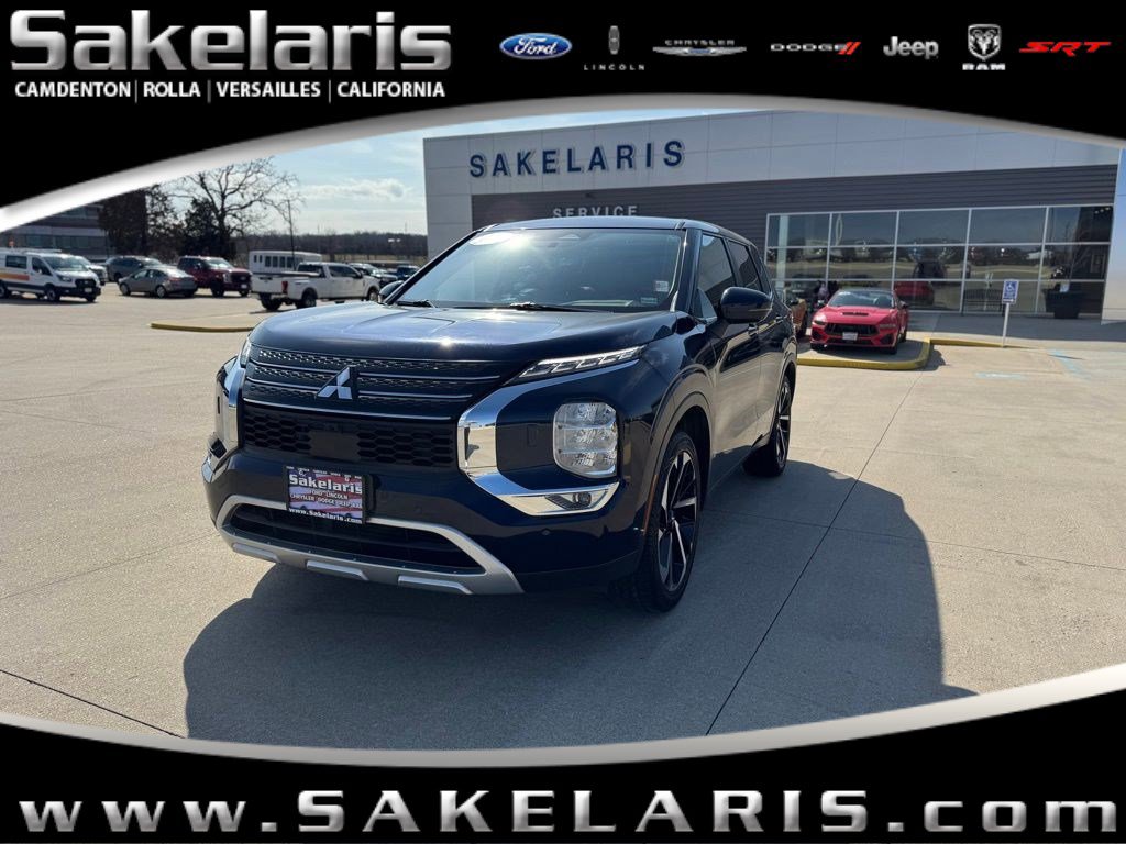 Used 2024 Mitsubishi Outlander SE image 1
