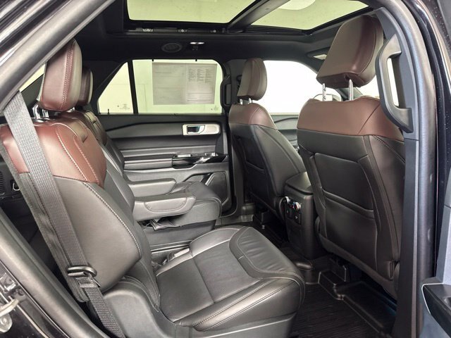 Certified 2023 Ford Explorer Platinum w/ Technology Package AWD/4WD image 5