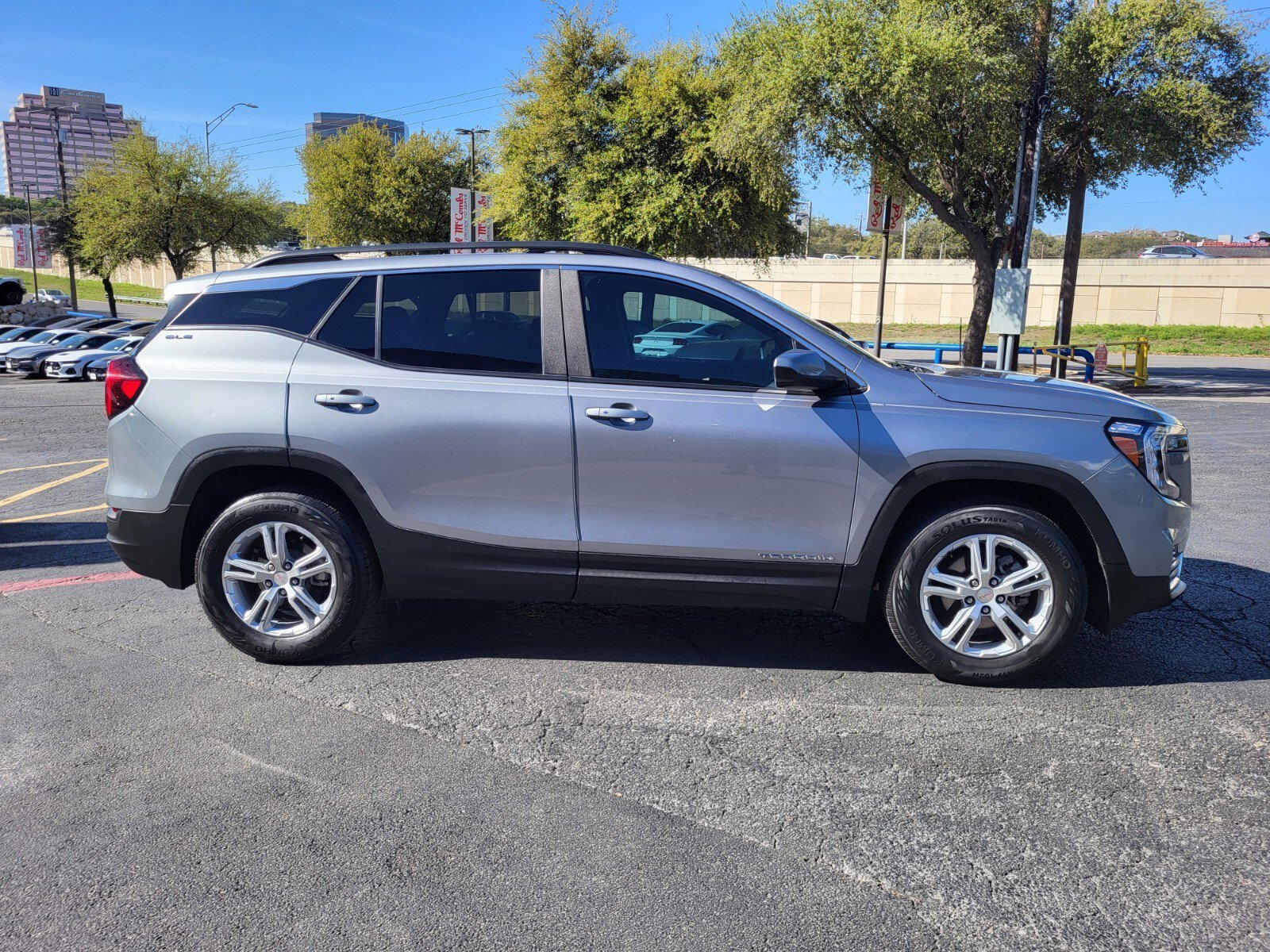 Used 2023 GMC Terrain SLE w/ Driver Convenience Package image 2