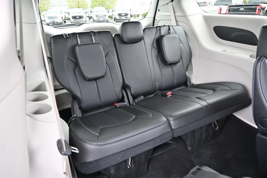 Used 2024 Chrysler Pacifica Touring-L AWD/4WD image 26