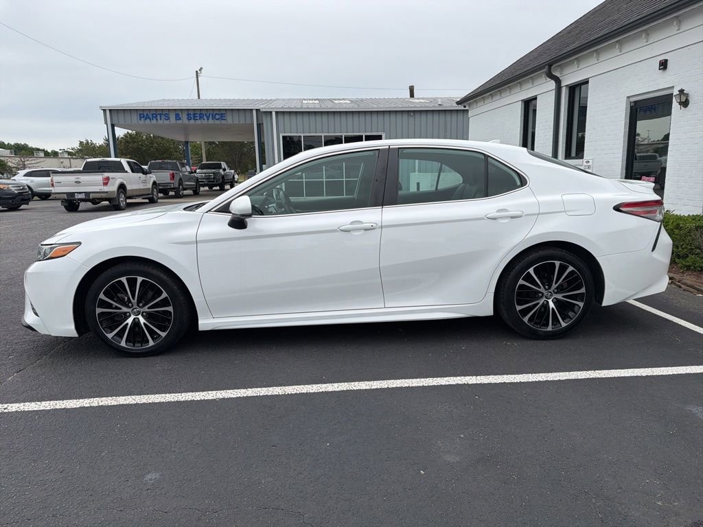 Used 2019 Toyota Camry SE FWD image 2