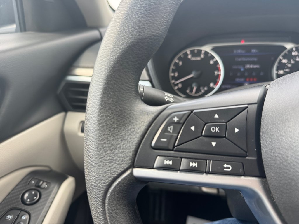 Used 2025 Nissan Altima 2.5 SV FWD image 36