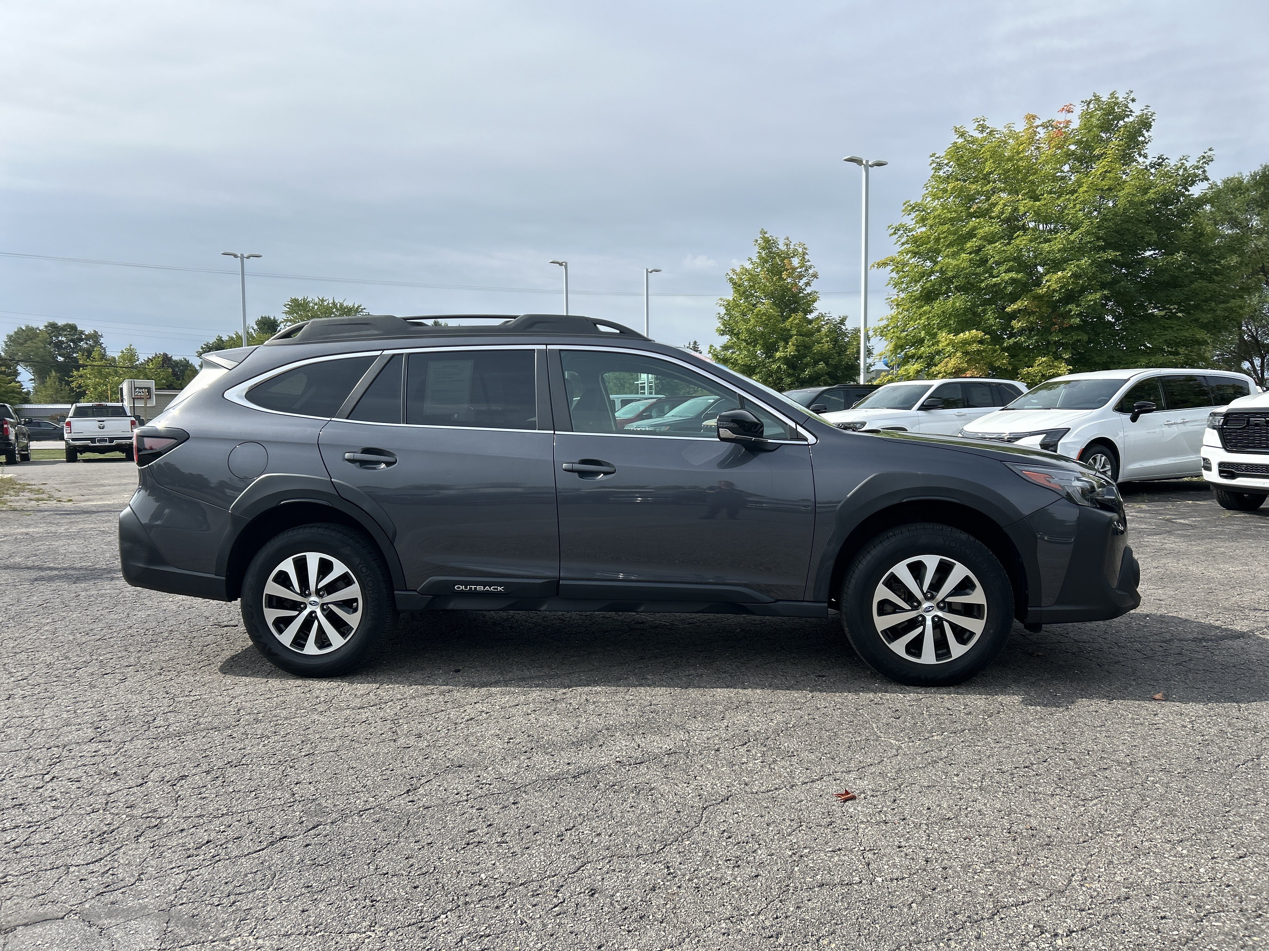 Used 2023 Subaru Outback Premium AWD/4WD image 2