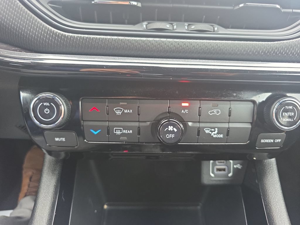 Used 2022 Jeep Compass Latitude FWD image 35
