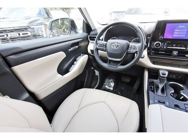 Used 2023 Toyota Highlander XLE FWD image 7