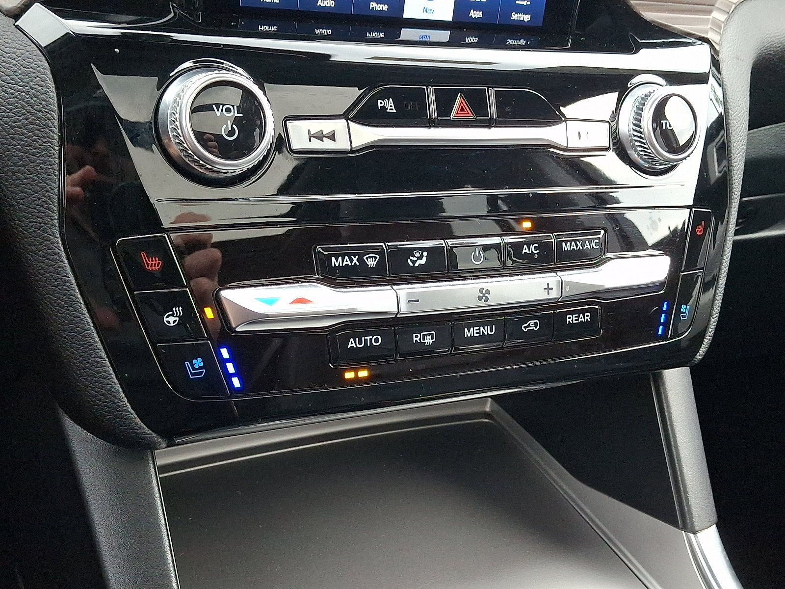 Certified 2023 Ford Explorer Limited w/ Limited Technology Package AWD/4WD image 18