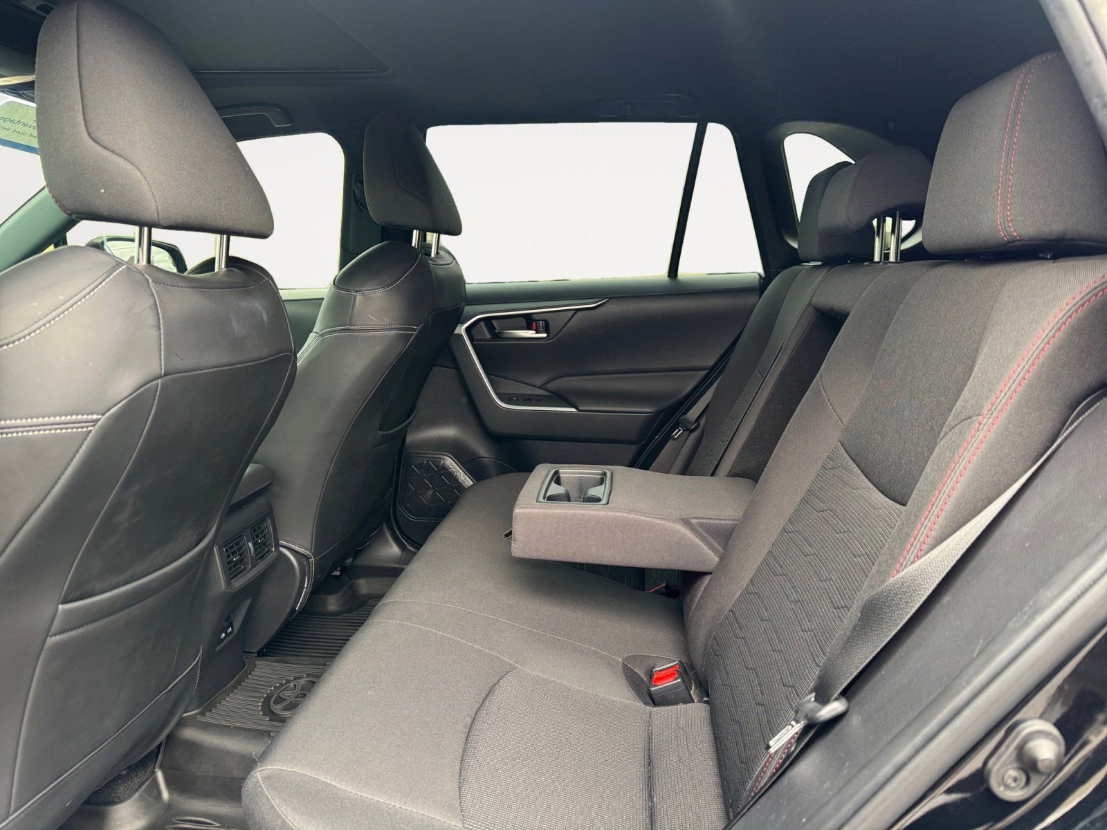 Used 2022 Toyota RAV4 SE image 13