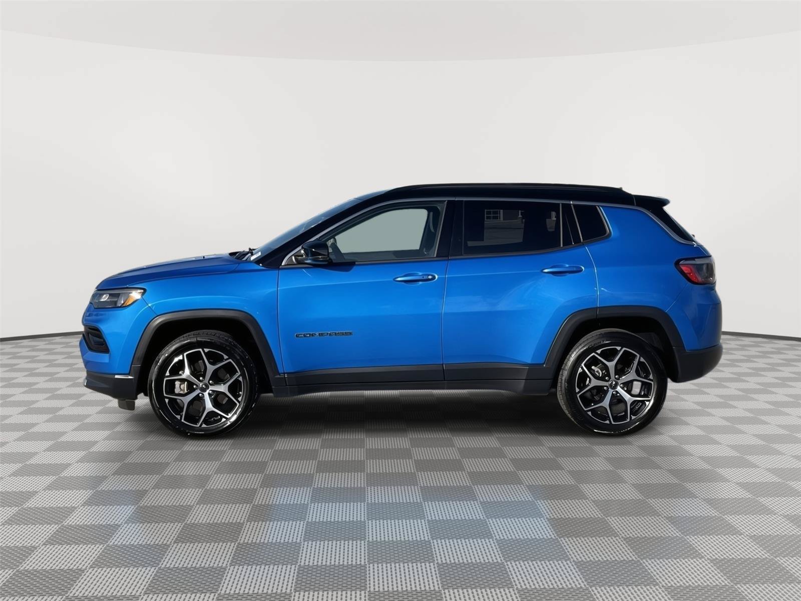 Used 2025 Jeep Compass Limited AWD/4WD image 2