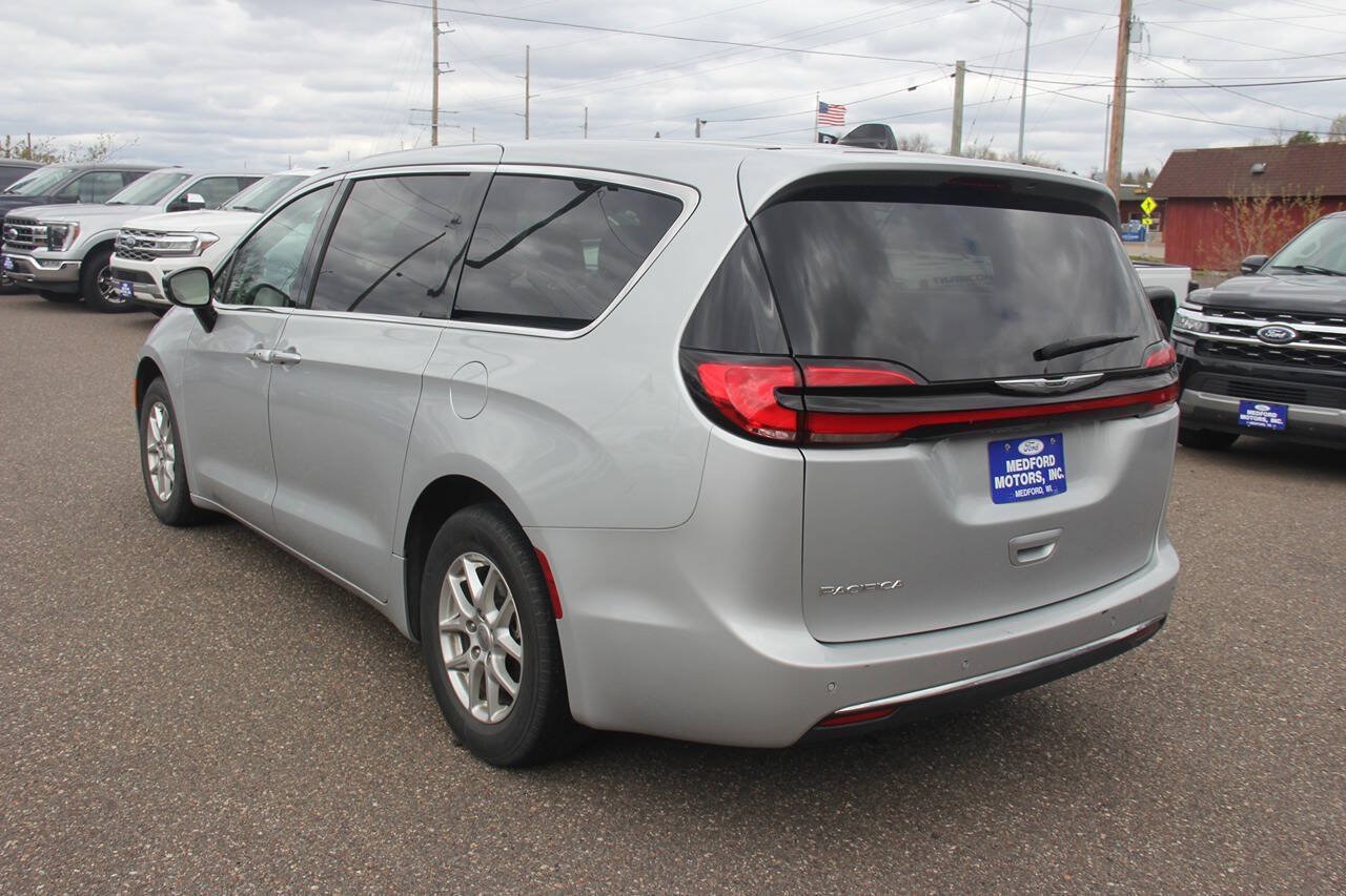 Used 2024 Chrysler Pacifica Touring-L FWD image 5