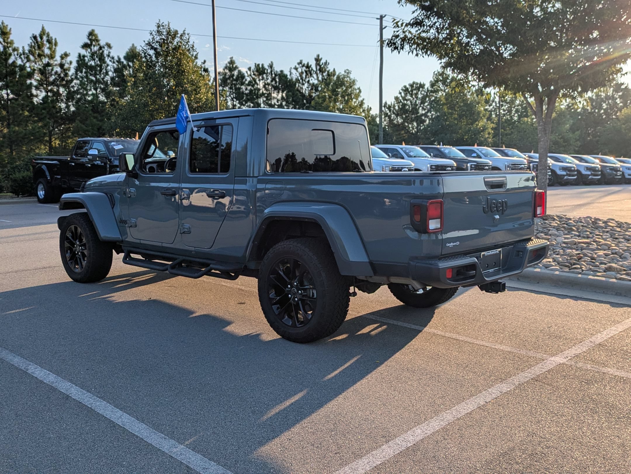 Used 2025 Jeep Gladiator Sport AWD/4WD image 5