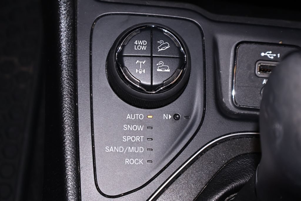 Used 2019 Jeep Cherokee Trailhawk w/ Cold Weather Group AWD/4WD image 30