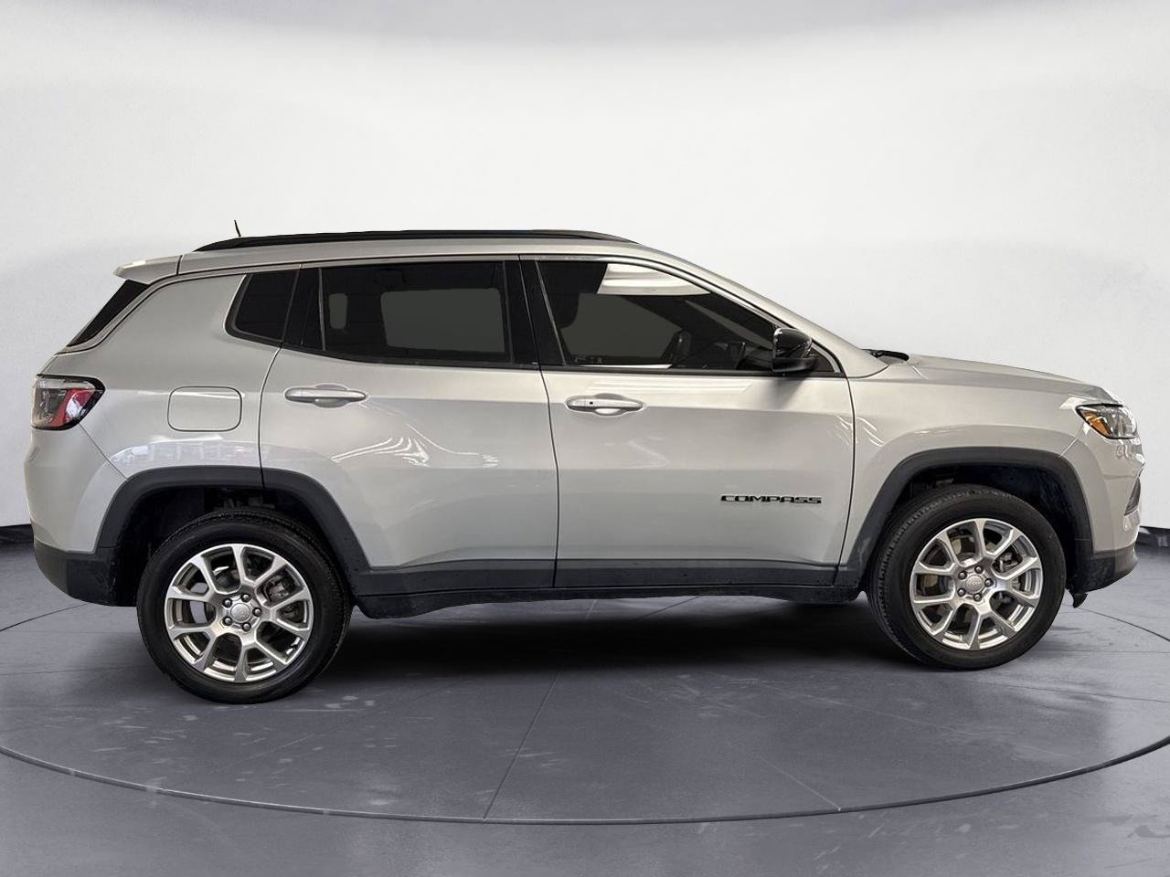Used 2024 Jeep Compass Latitude AWD/4WD image 9