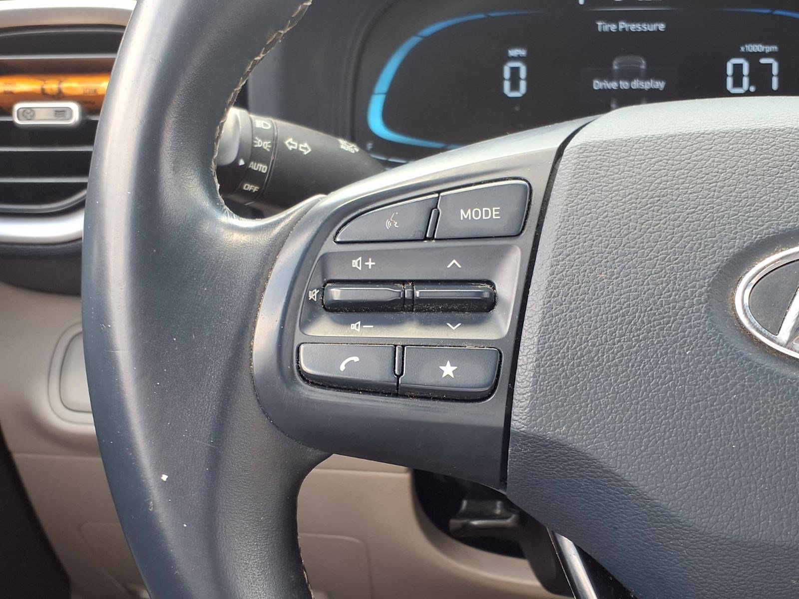Used 2025 Hyundai Venue Limited FWD image 21