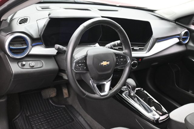 Used 2025 Chevrolet Trax LT w/ LT Convenience Package FWD image 16