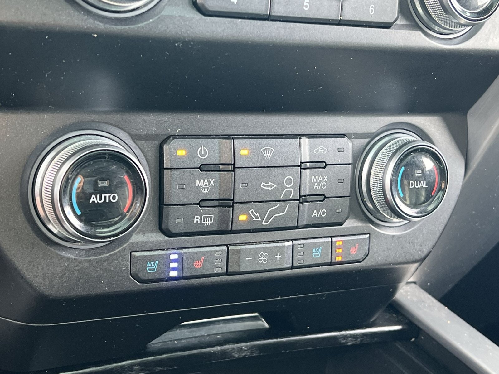 Certified 2019 Ford F450 Platinum w/ Platinum Ultimate Package AWD/4WD image 29