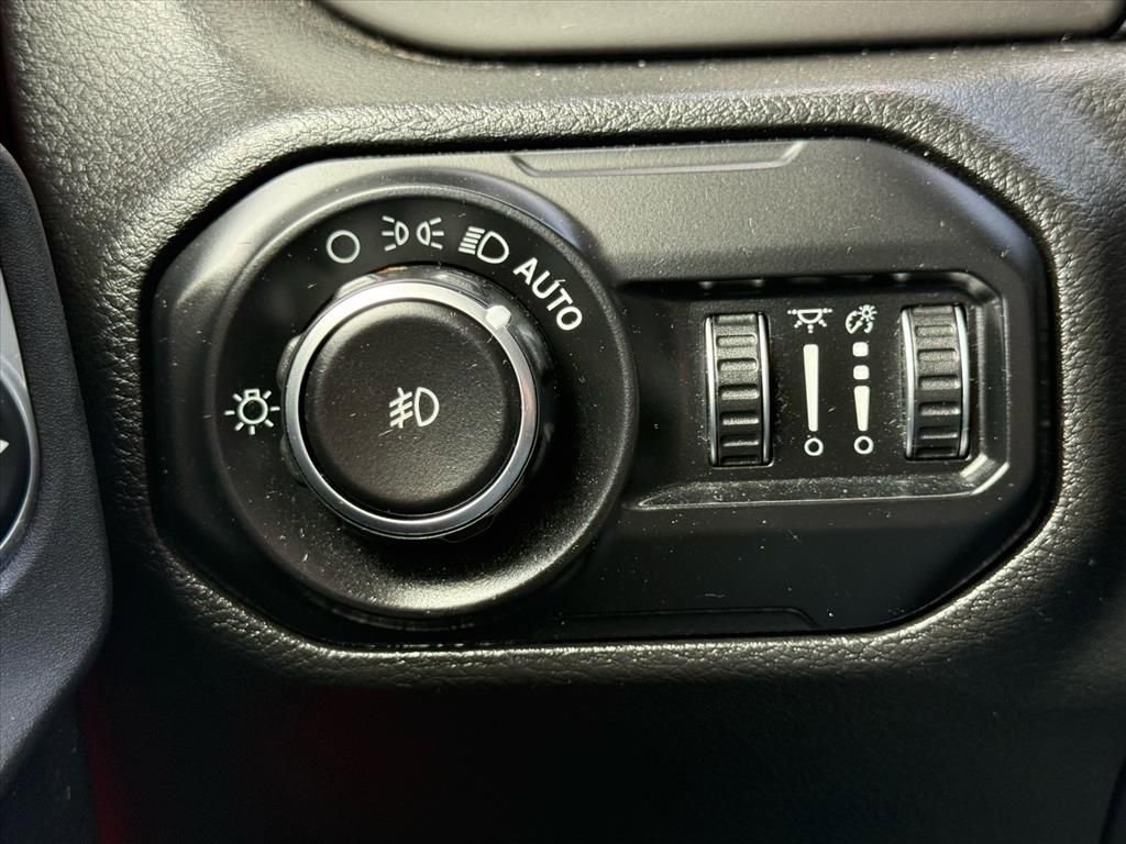 Used 2020 Jeep Wrangler Unlimited Sahara image 24