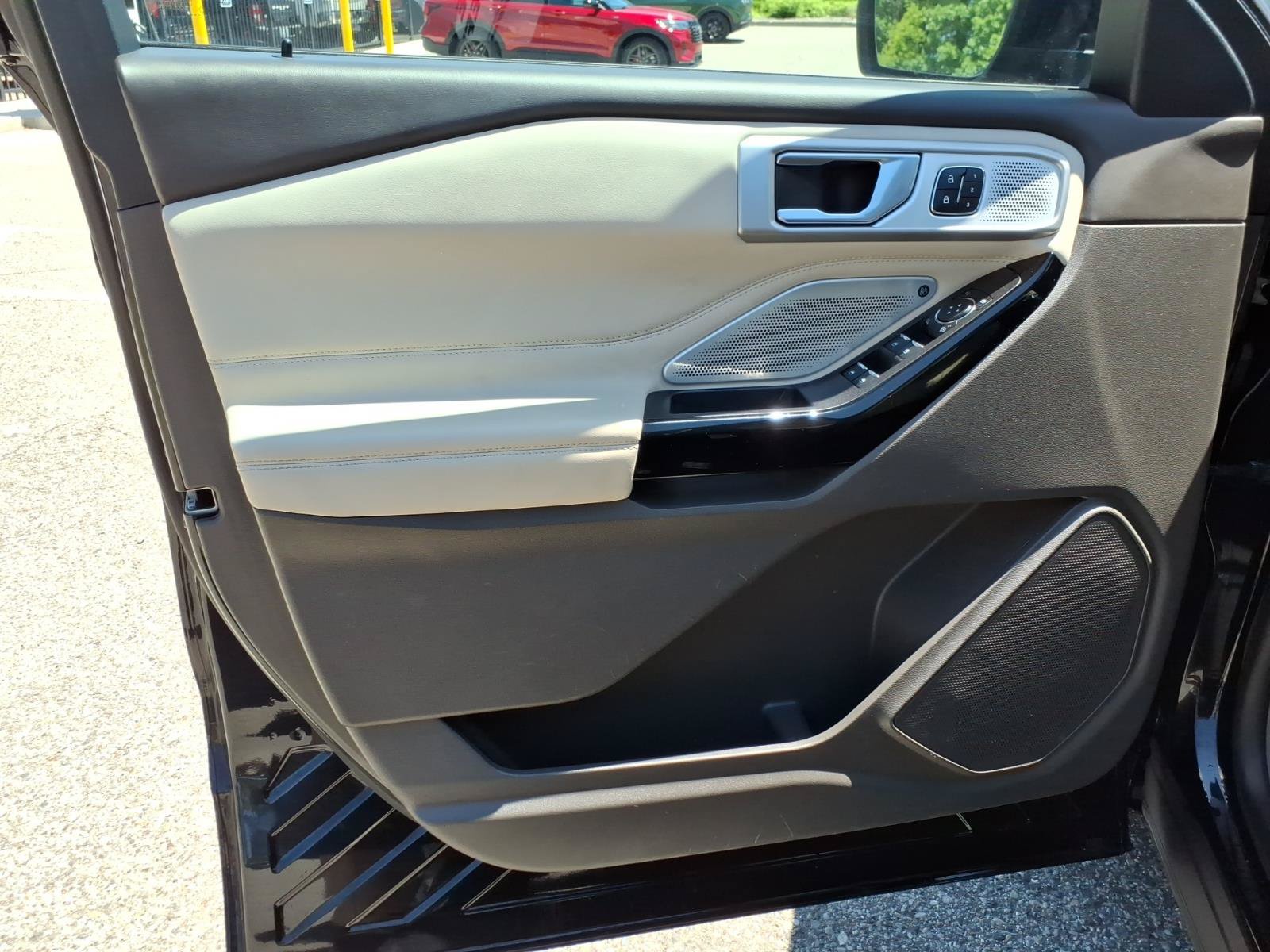 Certified 2023 Ford Explorer Platinum w/ Technology Package AWD/4WD image 16