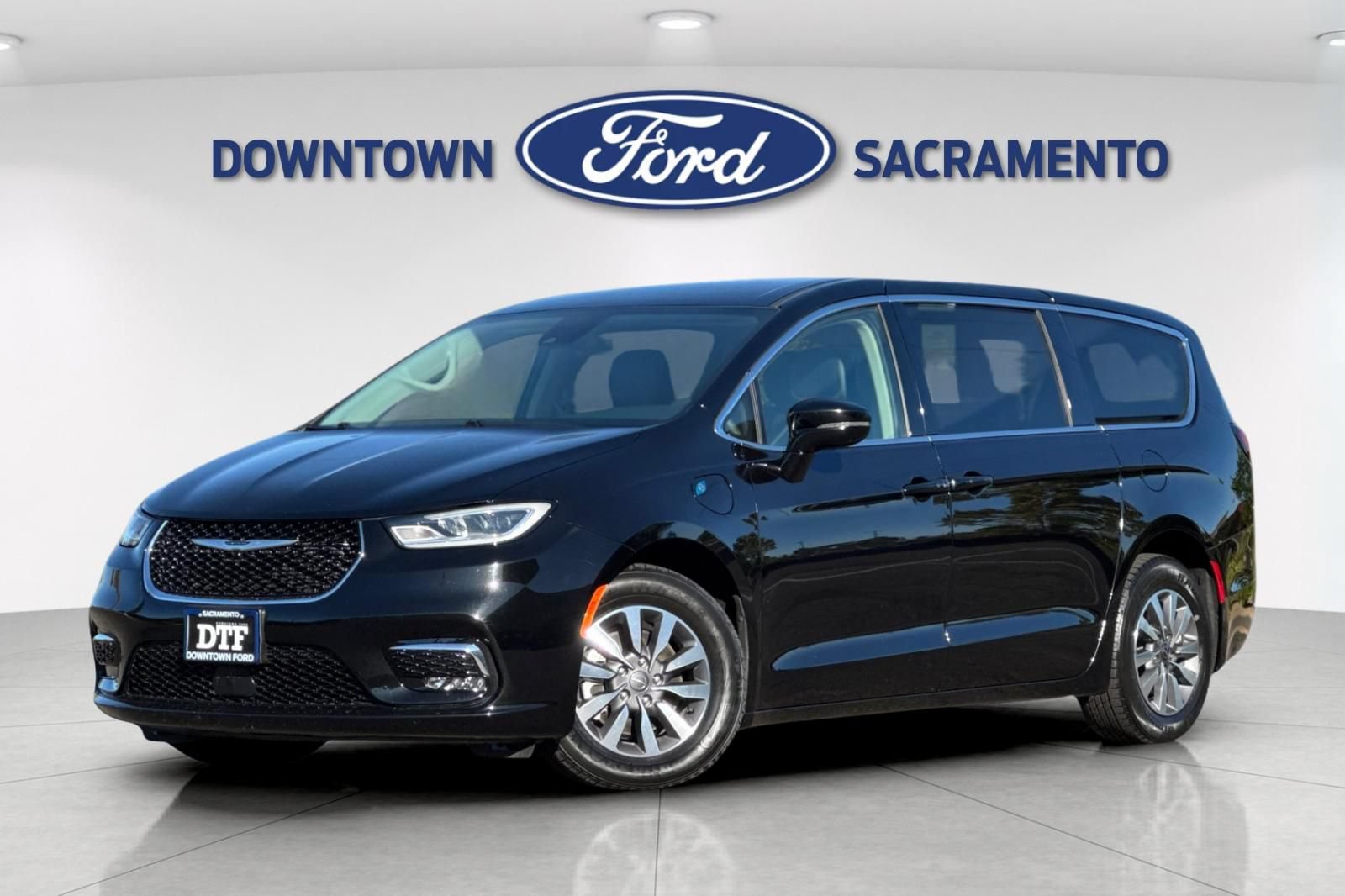 Used 2024 Chrysler Pacifica Limited FWD image 2