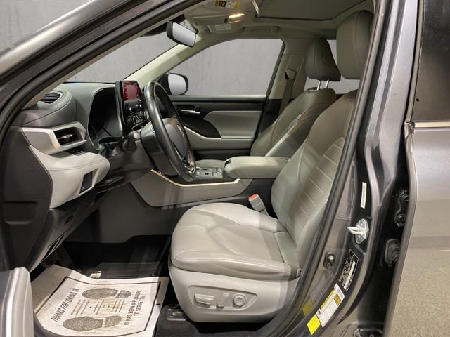 Used 2021 Toyota Highlander XLE AWD/4WD image 12