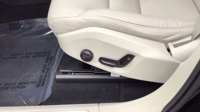 Used 2022 Volvo XC60 B5 Momentum w/ Climate Package image 17