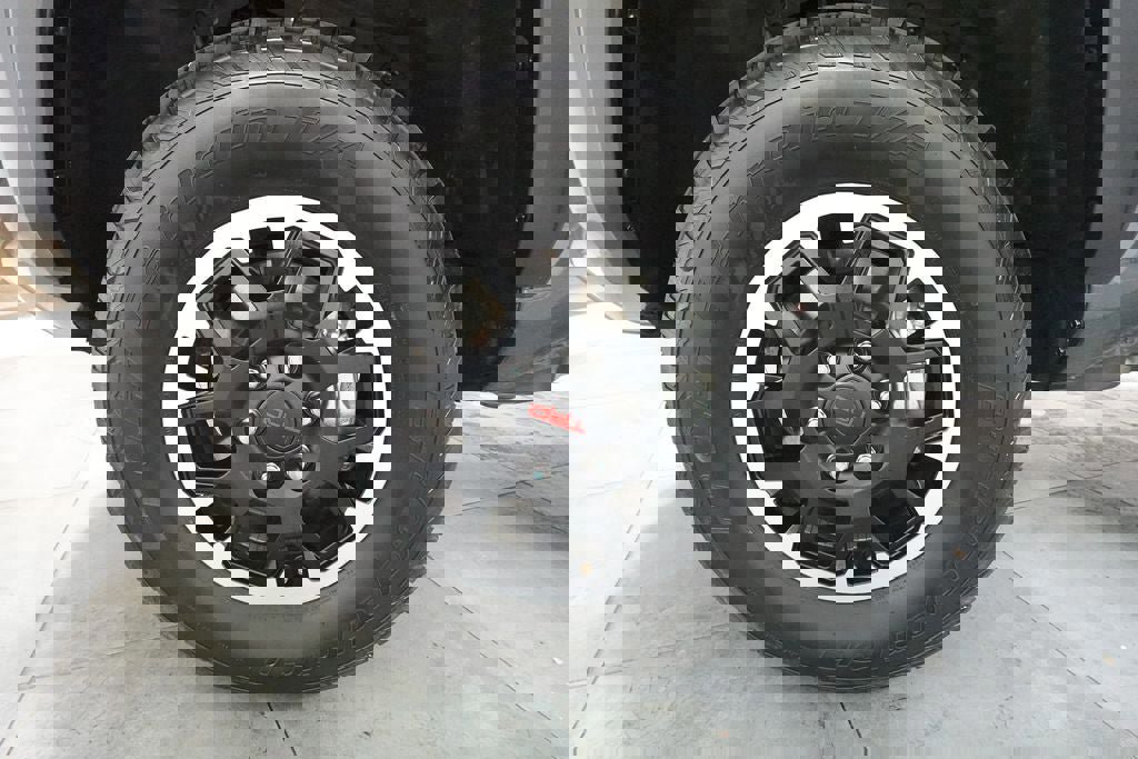 Used 2025 Toyota Tacoma TRD Off-Road image 33