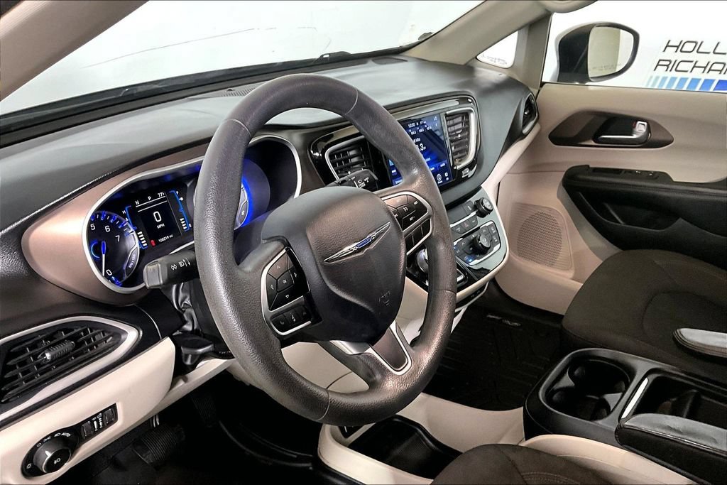 Used 2017 Chrysler Pacifica Touring Plus w/ Tire & Wheel Group FWD image 10