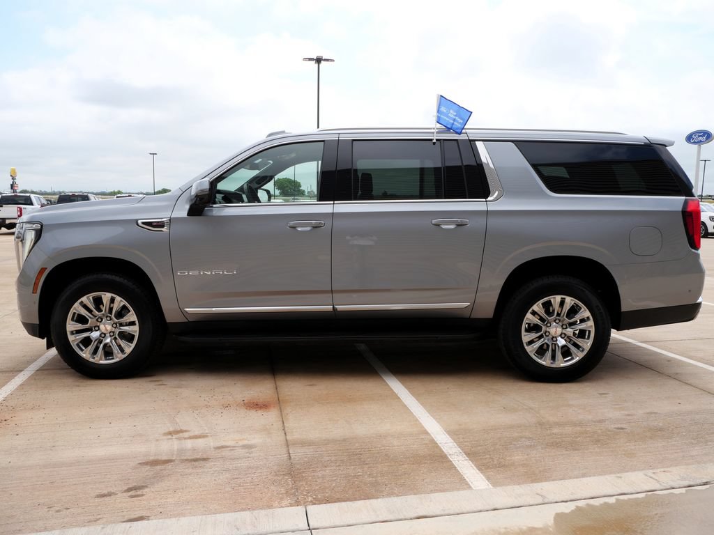 Used 2025 GMC Yukon XL Denali AWD/4WD image 3