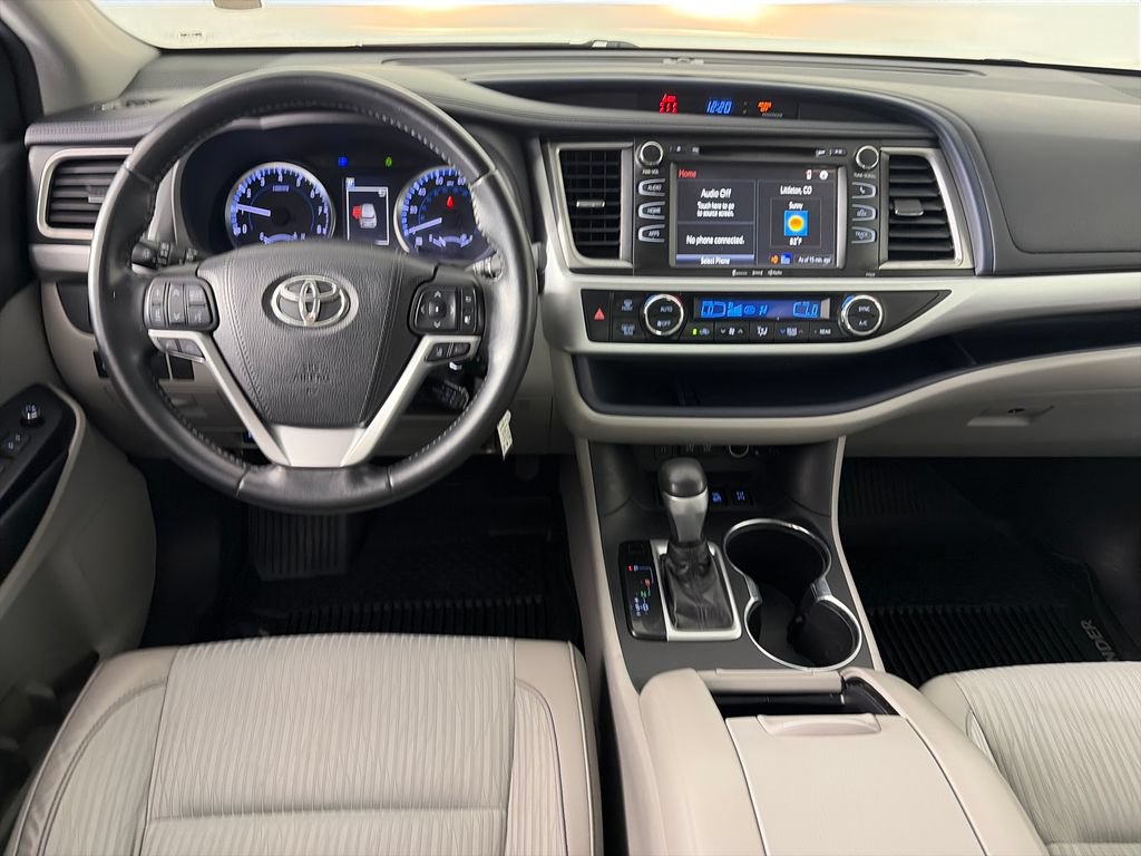 Used 2018 Toyota Highlander Plus w/ Carpet Mat Package (TMS) AWD/4WD image 14