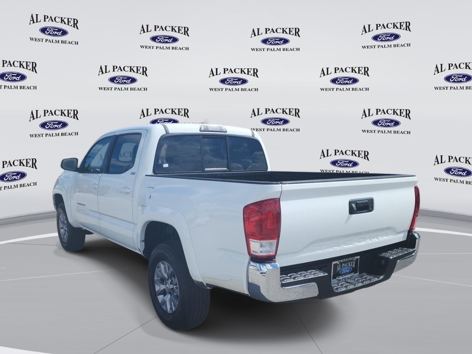 Used 2017 Toyota Tacoma SR5 w/ SR5 Appearance Package (SM) RWD image 3