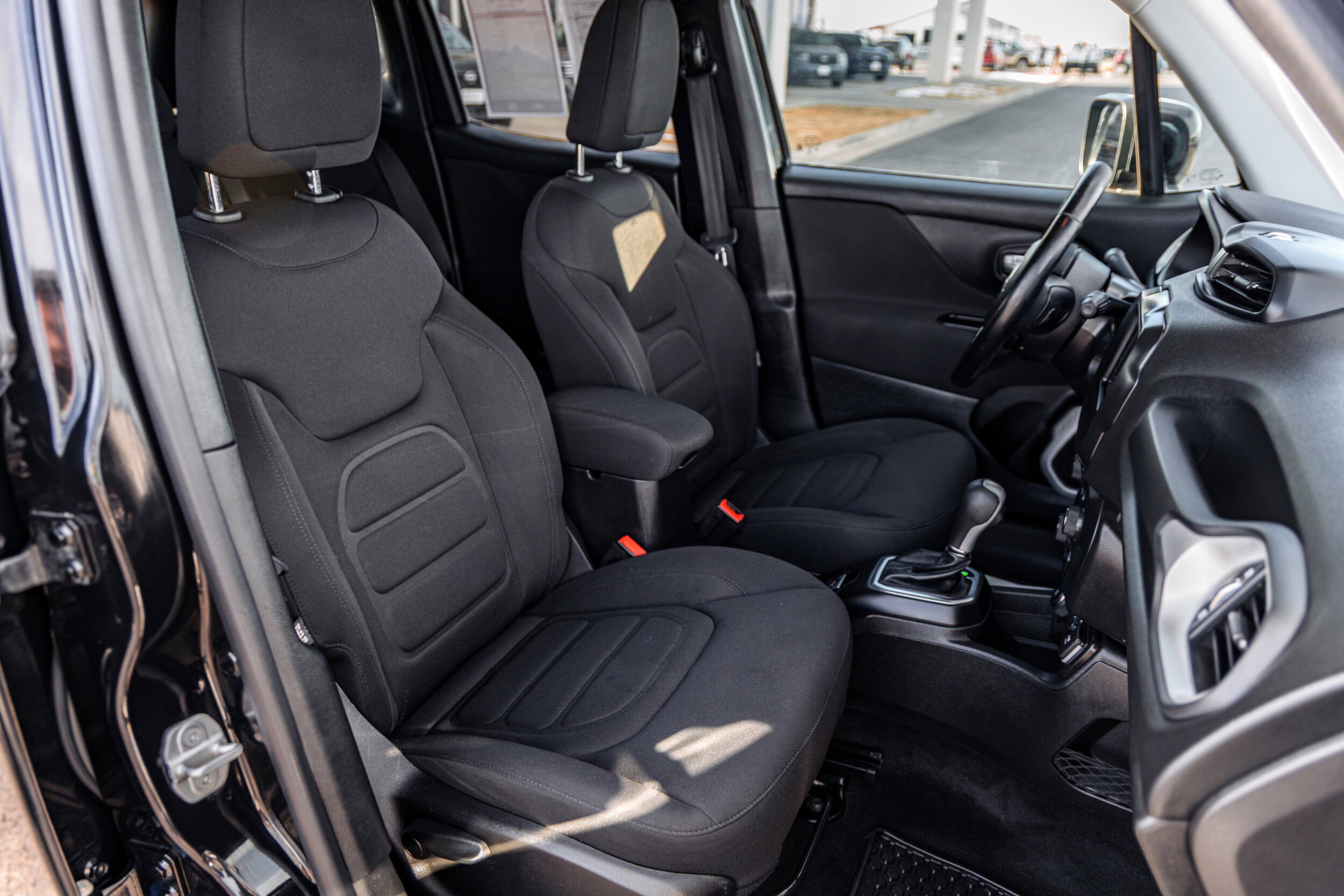 Used 2018 Jeep Renegade Latitude w/ Cold Weather Group AWD/4WD image 10
