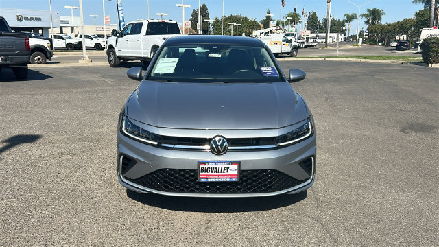 Used 2025 Volkswagen Jetta SE FWD image 9