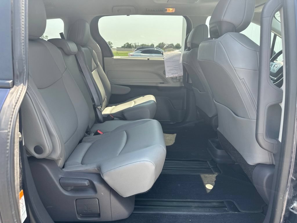 Used 2021 Toyota Sienna XLE w/ XLE Plus Package FWD image 26