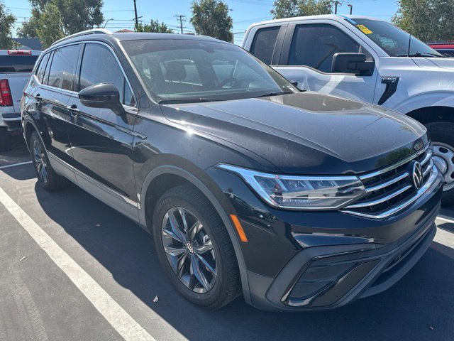 Used 2023 Volkswagen Tiguan SE w/ Panoramic Sunroof Package FWD image 1