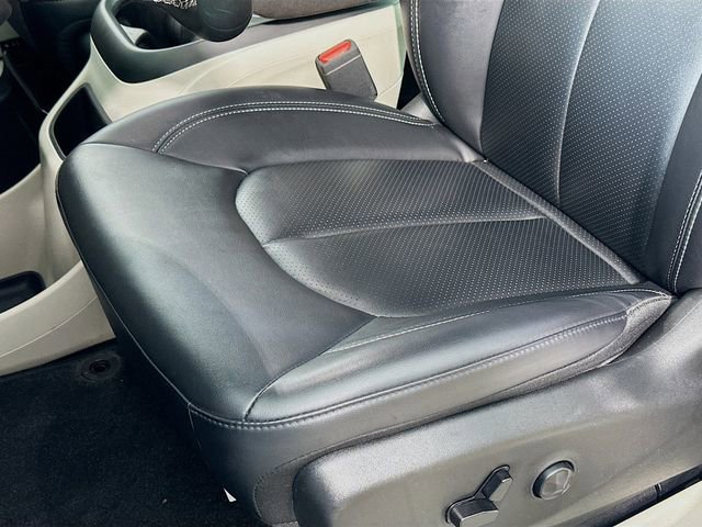 Used 2024 Chrysler Pacifica Touring-L image 11