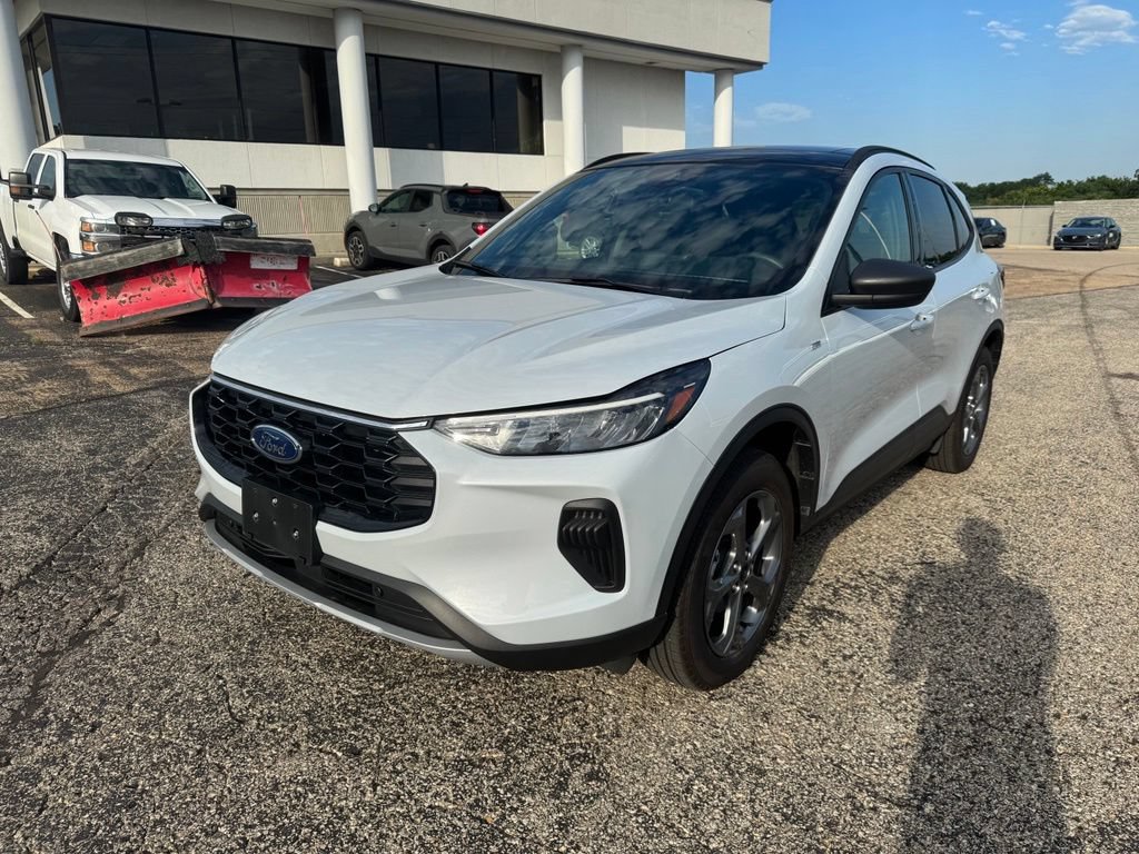 Certified 2025 Ford Escape ST-Line w/ Tech Pack #1 AWD/4WD image 3