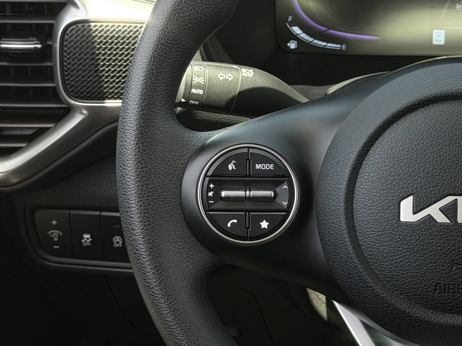Used 2025 Kia Soul LX w/ LX Technology Package FWD image 14