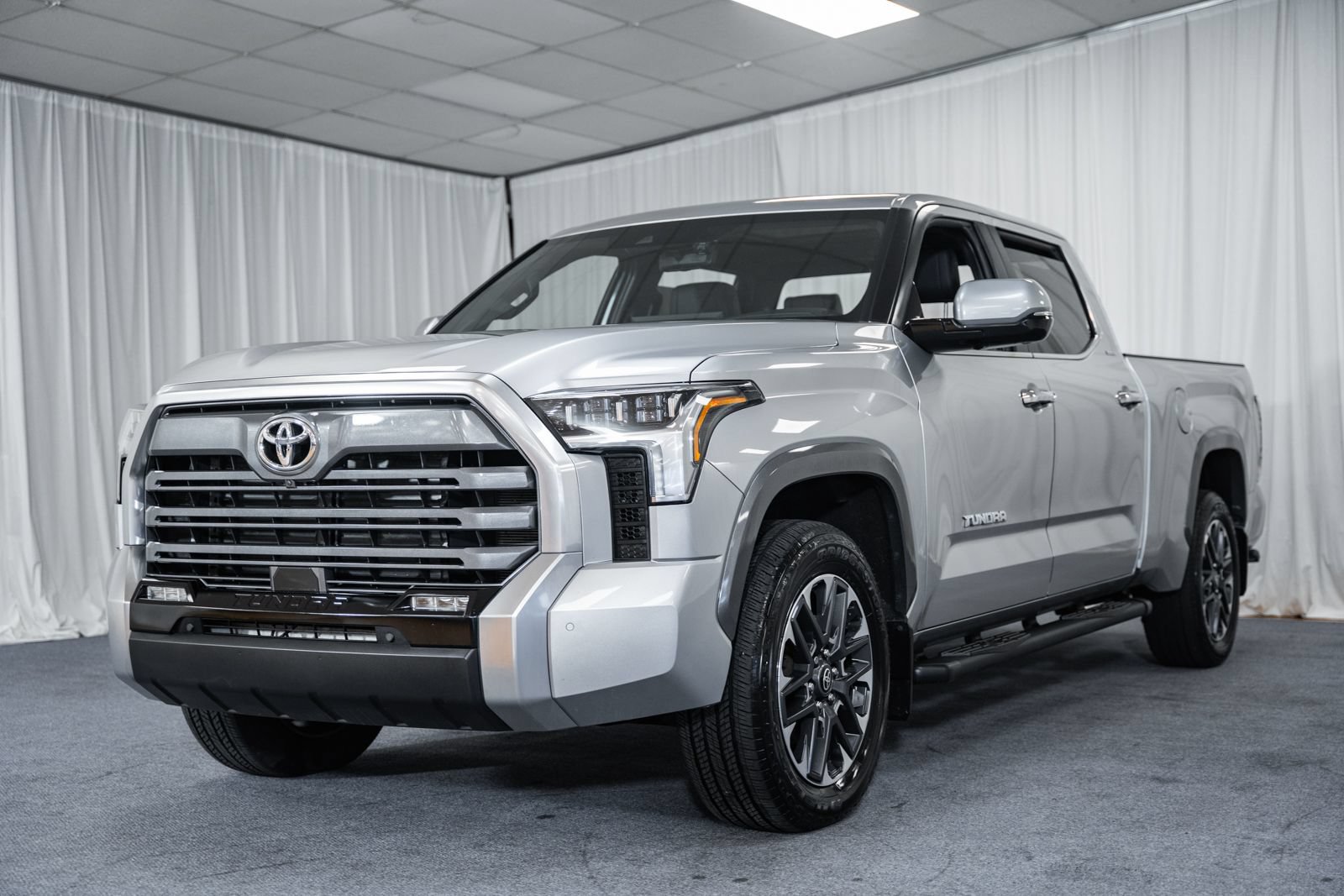 Used 2025 Toyota Tundra Limited AWD/4WD image 3