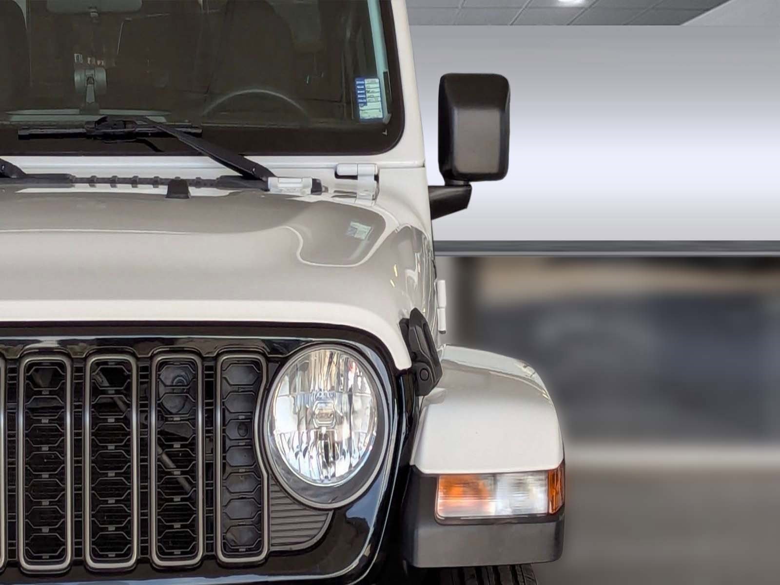 Used 2023 Jeep Gladiator Sport image 11