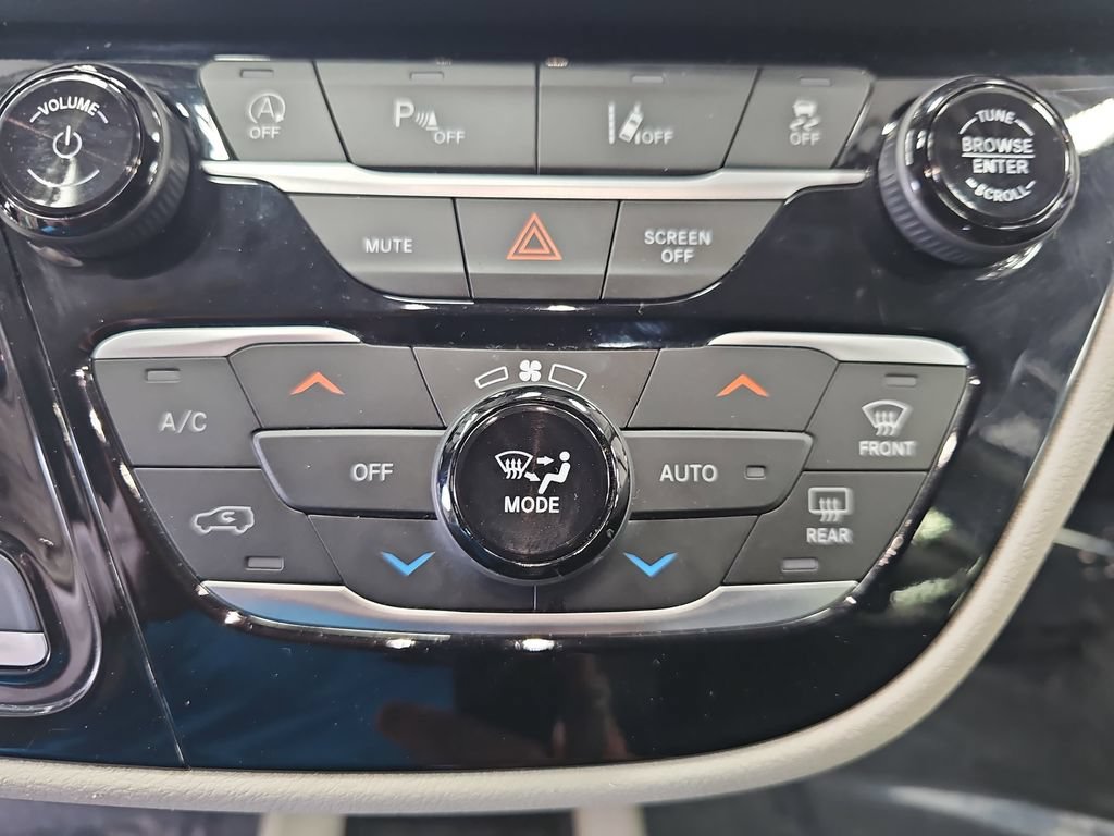 Used 2023 Chrysler Pacifica Touring-L FWD image 23